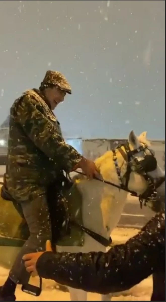 Yollar kapanınca atla gezmeye çıktı